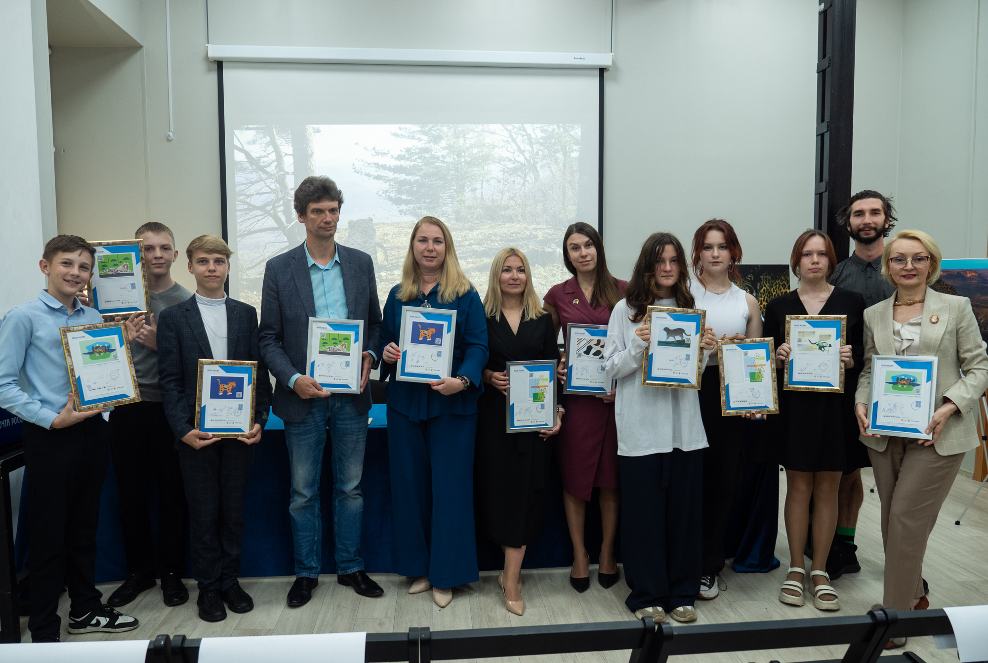 Торжественная церемония гашения уникальных открыток с дополненной реальностью прошла в Школе креативных индустрий Владивостока